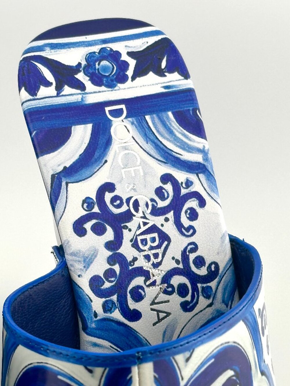 BRAND NEW Dolce & Gabbana Blue Majolica-Print Polished Calfskin Clogs - Size 39 - Picture 2 of 4